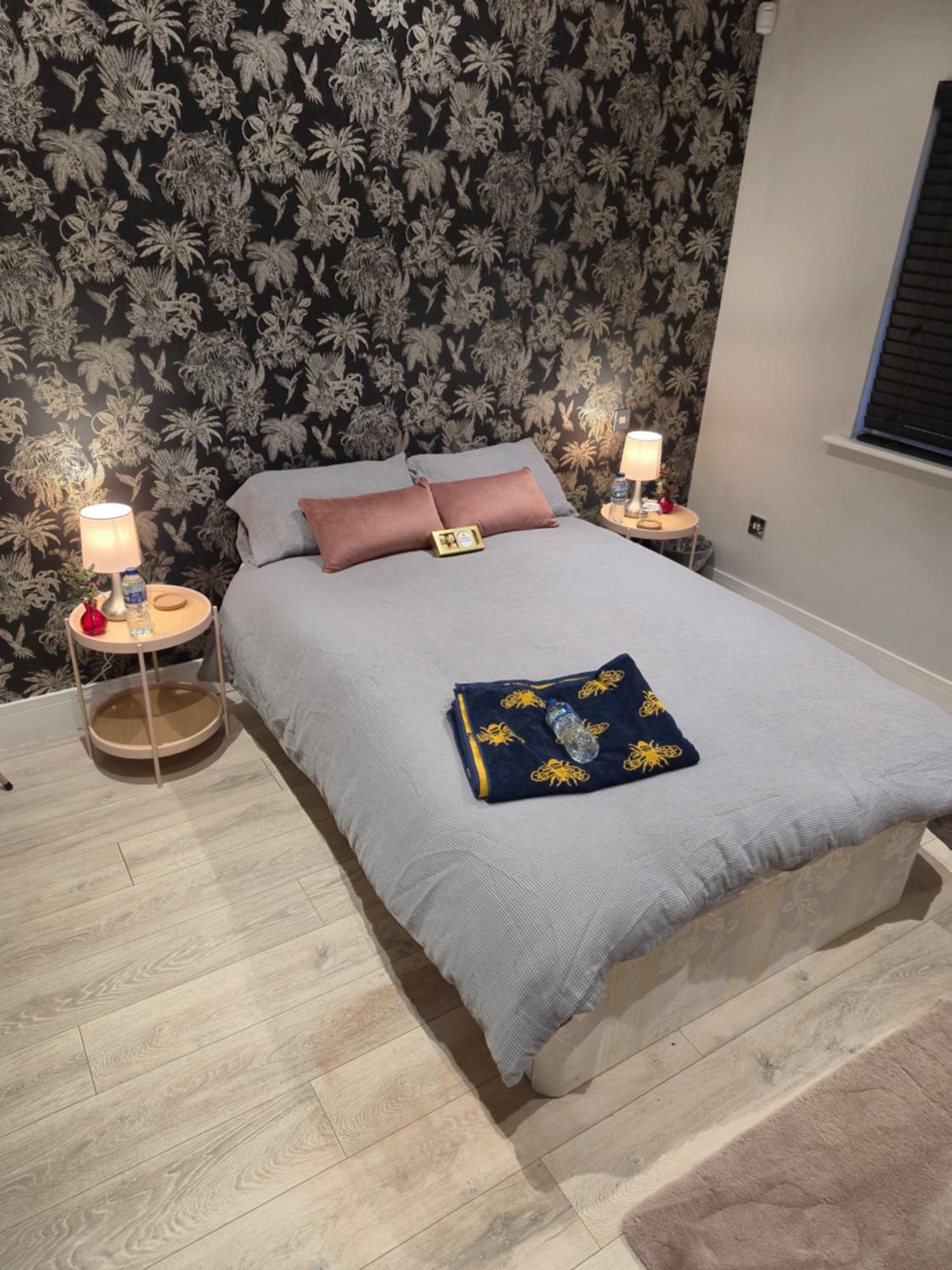 The Crown Radnage Hotel Екстериор снимка